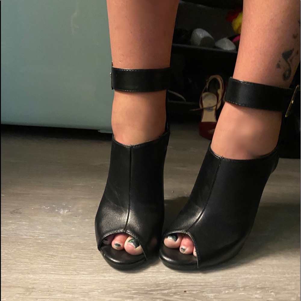NWOT Black Ankle Strap Peep Toed Heeled Booties Size 7